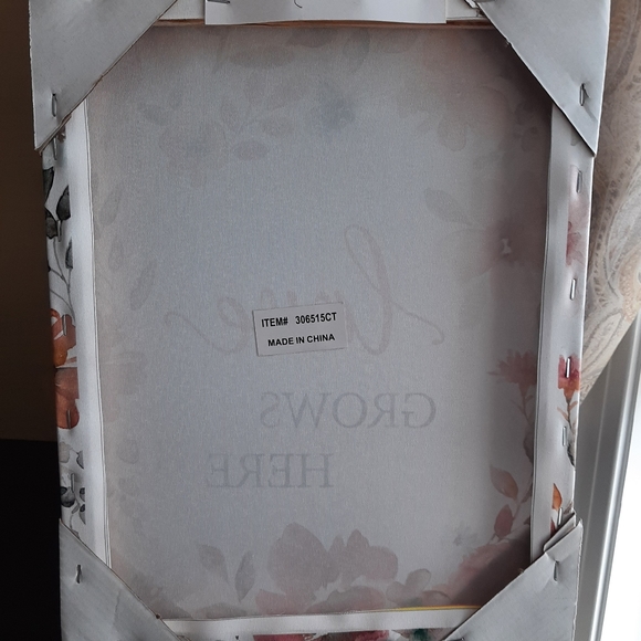 🎁 Beautiful printed canvas "Love Grows Here" from Carol Robinson - Picture 7 of 7